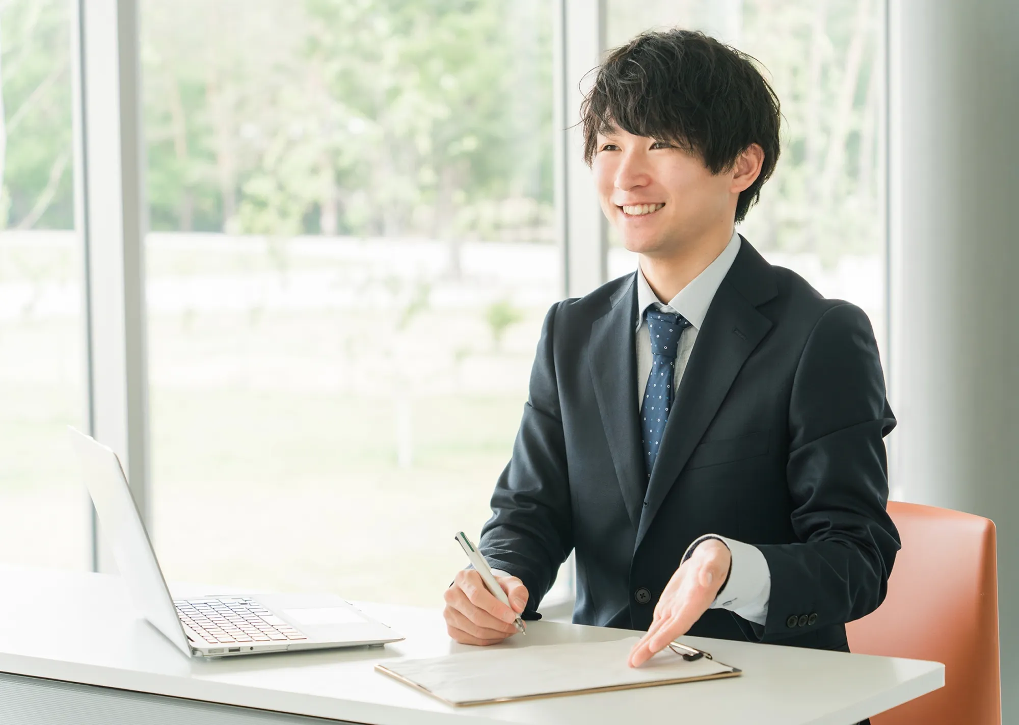打ち合わせを行うスタッフと顧客