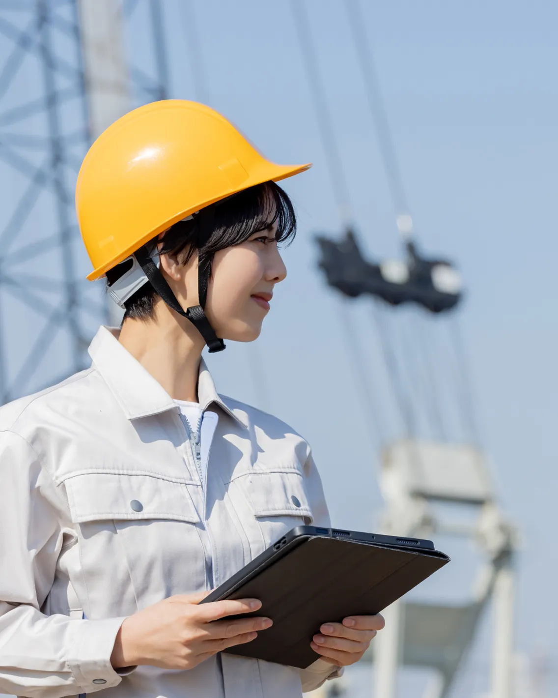 ヘルメットを被った女性社員