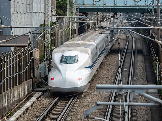 走行する新幹線